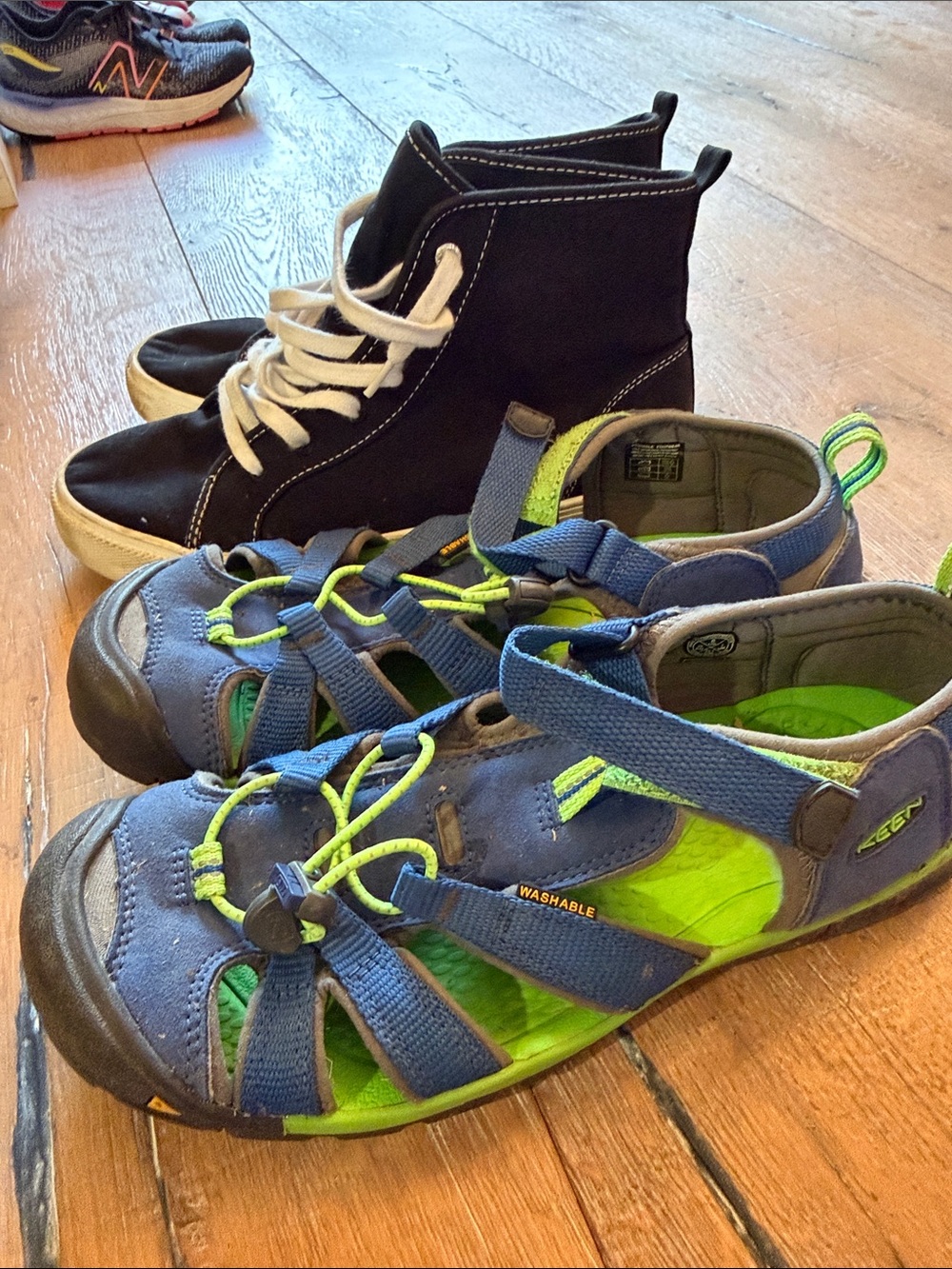Bundle of 2 shoes Keen Sandals and old navy size 6